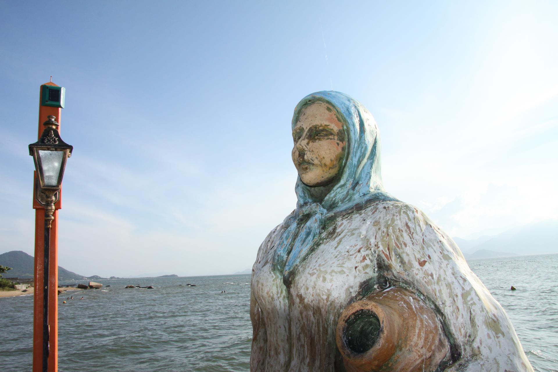 Statue in front of the seaside